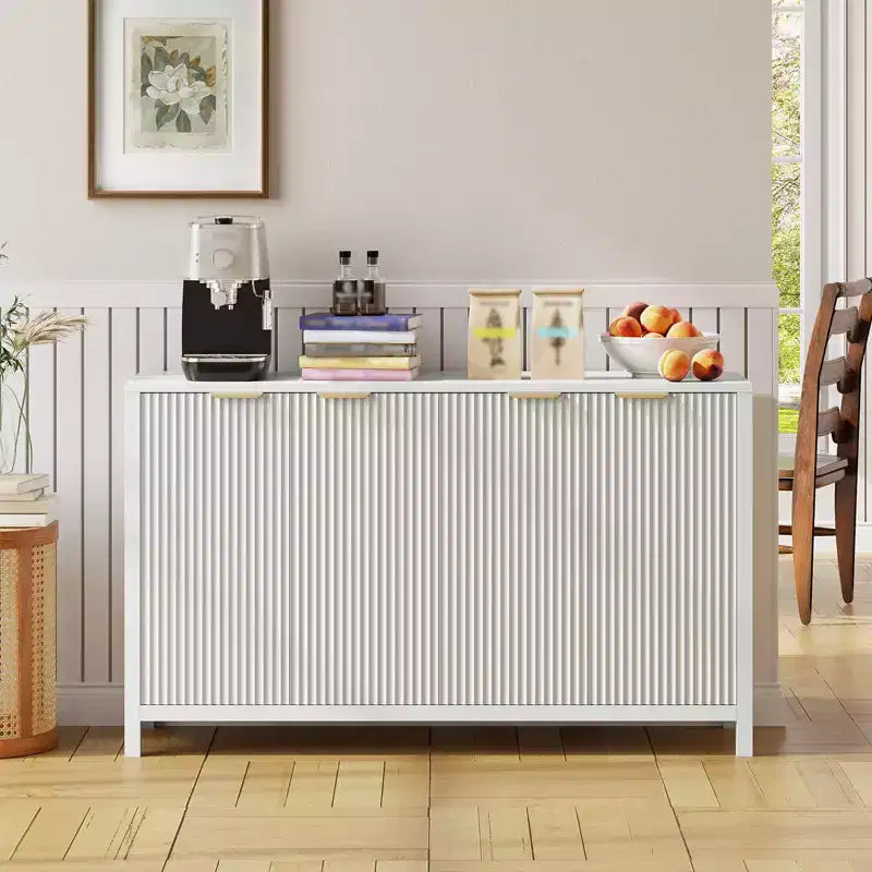 Buffet bas cannelé moderne de 55 po, buffet à 4 portes avec étagère réglable, finition bois