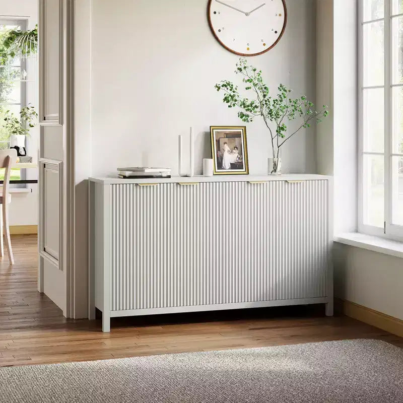 Buffet bas cannelé moderne de 55 po, buffet à 4 portes avec étagère réglable, finition bois