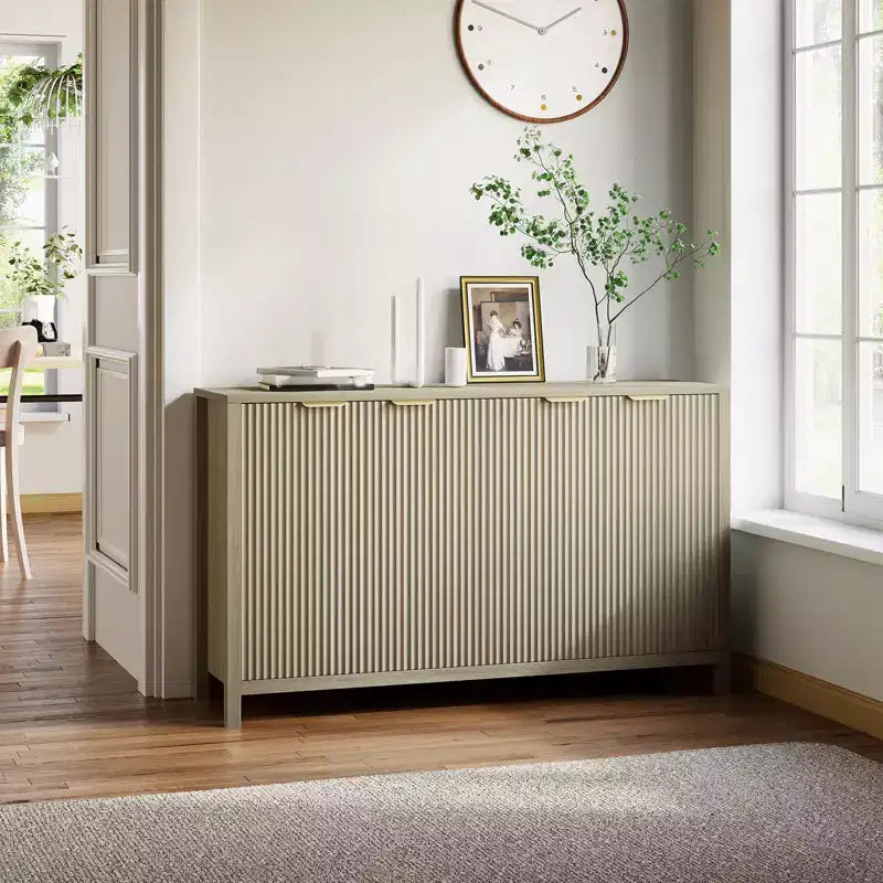 Buffet bas cannelé moderne de 55 po, buffet à 4 portes avec étagère réglable, finition bois