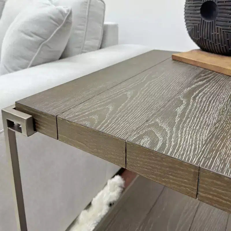 Table basse industrielle en bois à armature métallique avec roulettes