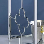 Desserte chromée avec 2 étagères en verre trempé, motif quadrilobe, roulettes, capacité de 22,7 kg