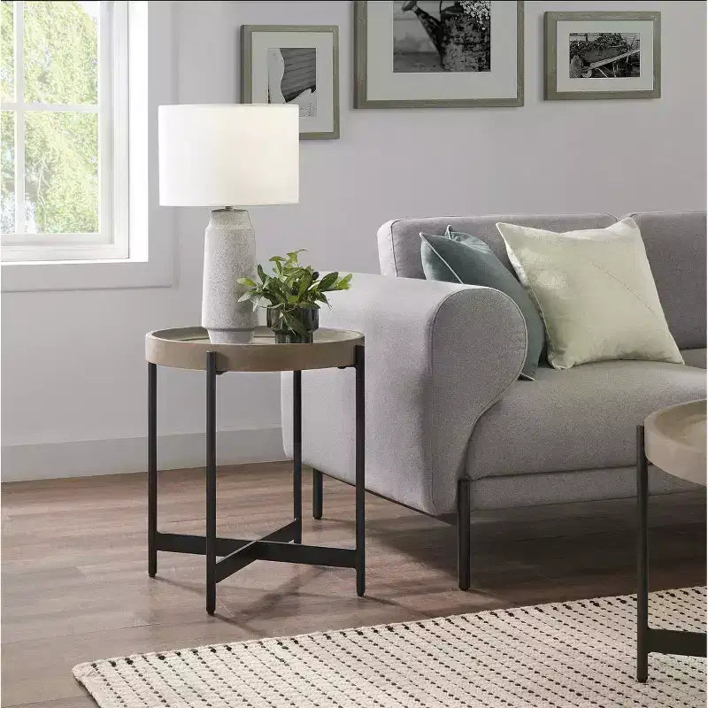 Table d'appoint ronde en bois de 20 po avec revêtement en béton, gris béton, plateau avec rebord, base en X